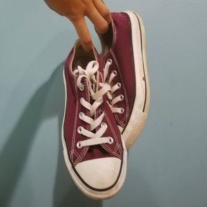 Maroon Low top CONVERSE!